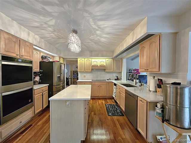 1114 Chaffer Drive, Rochester Hills, MI 48306
