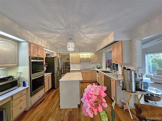 1114 Chaffer Drive, Rochester Hills, MI 48306