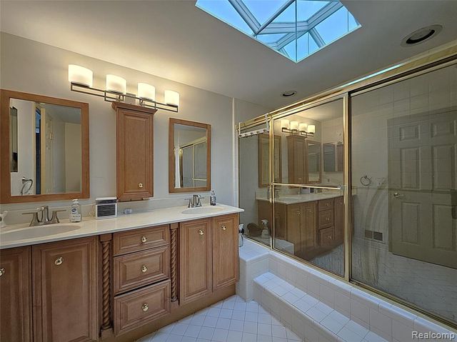 1114 Chaffer Drive, Rochester Hills, MI 48306