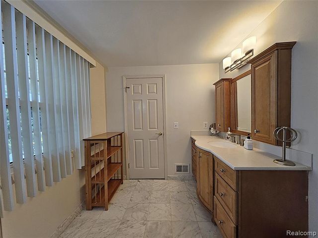 1114 Chaffer Drive, Rochester Hills, MI 48306