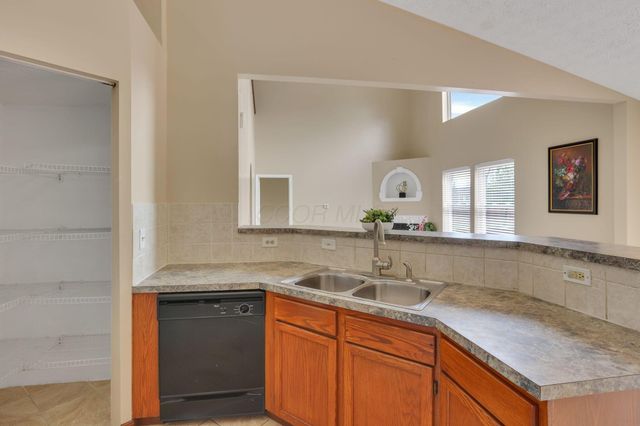 192 Strathsprey Drive, Blacklick, OH 43004