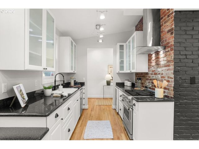 2622 Sw DAVENPORT Ct, Portland, OR 97201