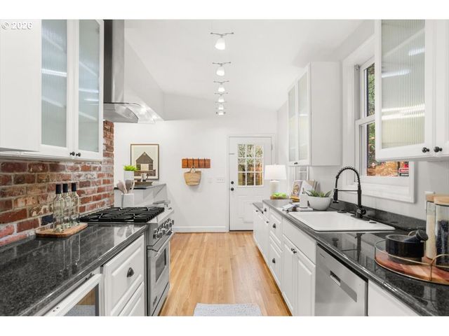 2622 Sw DAVENPORT Ct, Portland, OR 97201