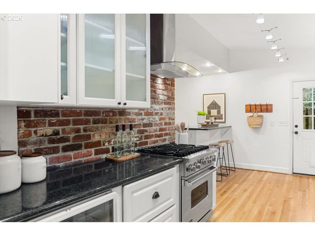 2622 Sw DAVENPORT Ct, Portland, OR 97201