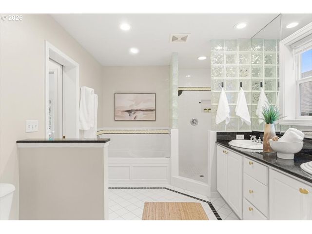 2622 Sw DAVENPORT Ct, Portland, OR 97201