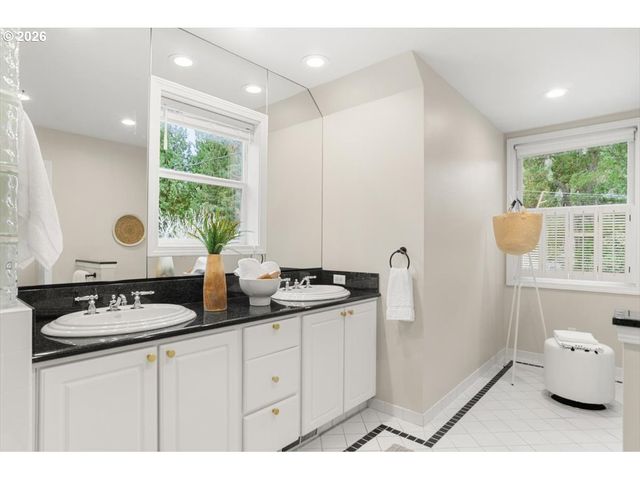 2622 Sw DAVENPORT Ct, Portland, OR 97201