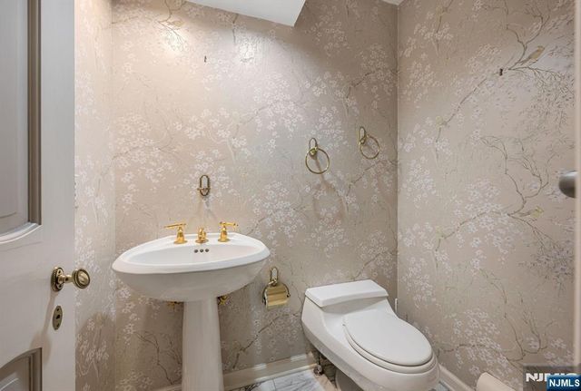 14 Adams Drive, Cresskill, NJ 07626