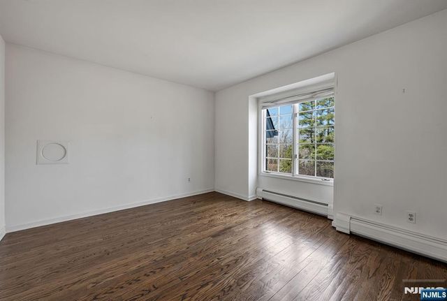 14 Adams Drive, Cresskill, NJ 07626