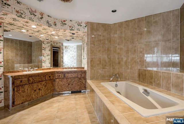 14 Adams Drive, Cresskill, NJ 07626