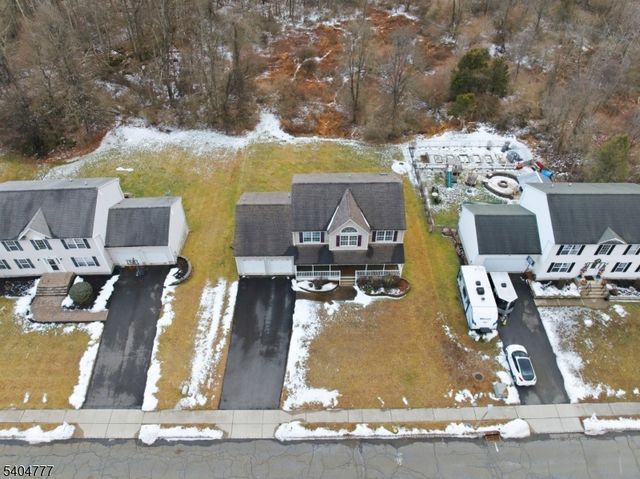 10 Windsor Dr, Newton Town, NJ 07860