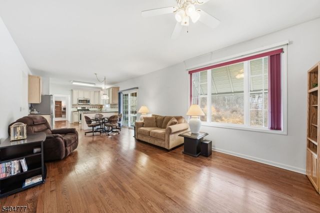 10 Windsor Dr, Newton Town, NJ 07860