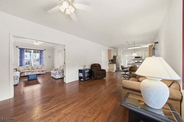 10 Windsor Dr, Newton Town, NJ 07860