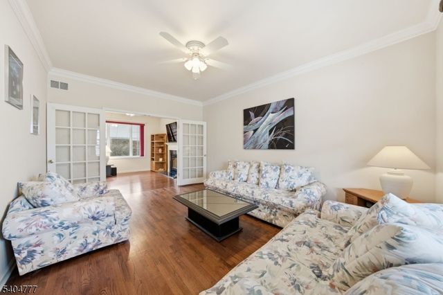 10 Windsor Dr, Newton Town, NJ 07860