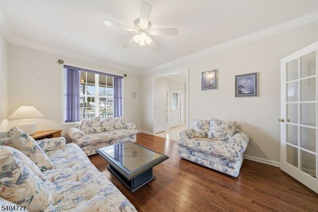 10 Windsor Dr, Newton Town, NJ 07860