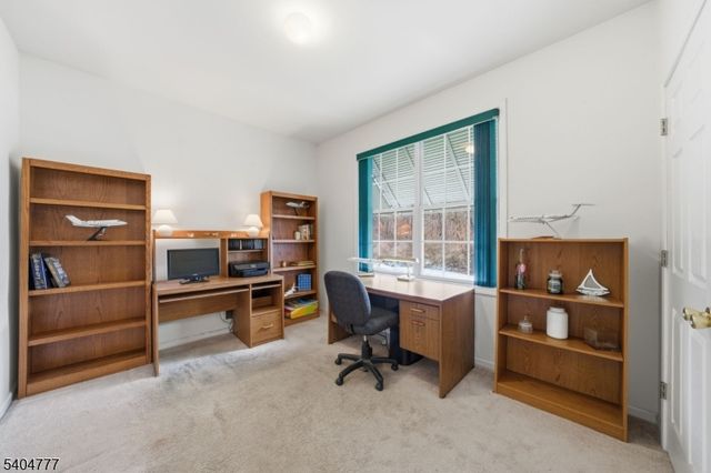 10 Windsor Dr, Newton Town, NJ 07860