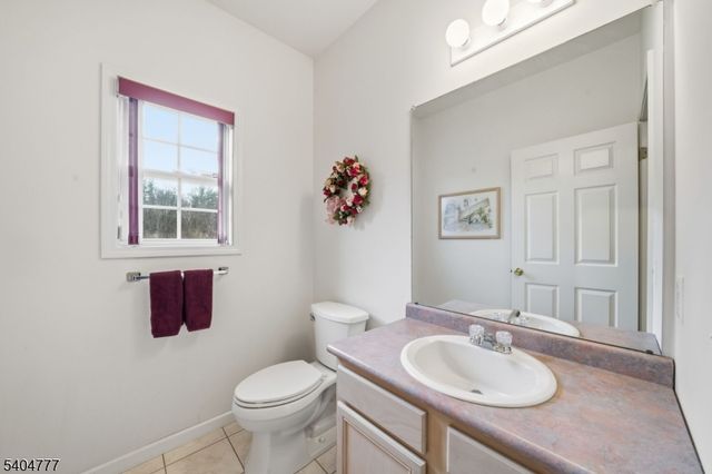 10 Windsor Dr, Newton Town, NJ 07860