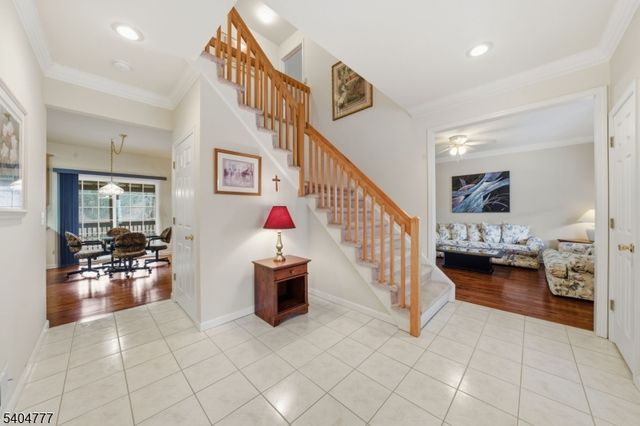 10 Windsor Dr, Newton Town, NJ 07860