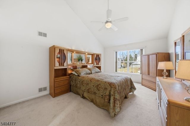 10 Windsor Dr, Newton Town, NJ 07860