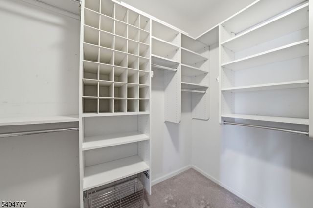 10 Windsor Dr, Newton Town, NJ 07860