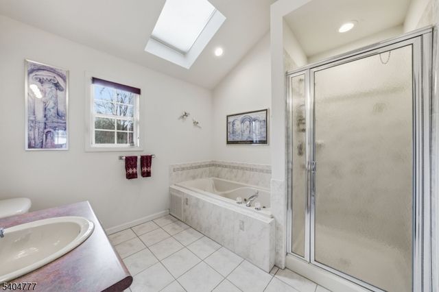 10 Windsor Dr, Newton Town, NJ 07860