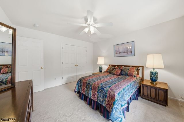 10 Windsor Dr, Newton Town, NJ 07860