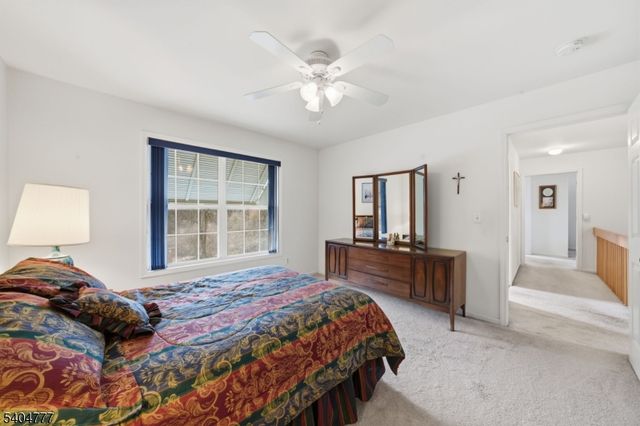 10 Windsor Dr, Newton Town, NJ 07860