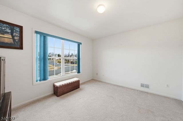 10 Windsor Dr, Newton Town, NJ 07860