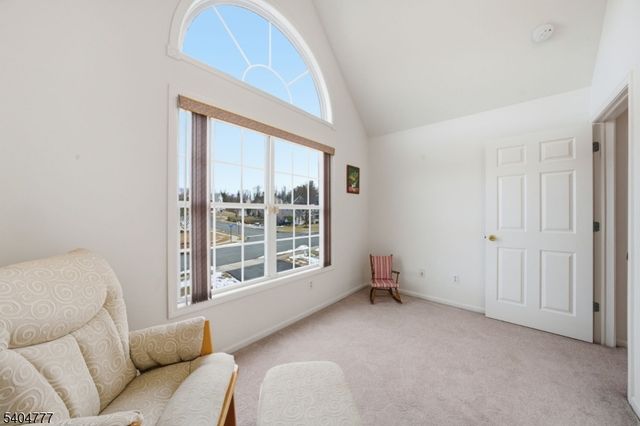 10 Windsor Dr, Newton Town, NJ 07860