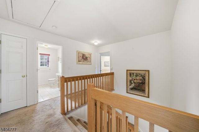 10 Windsor Dr, Newton Town, NJ 07860