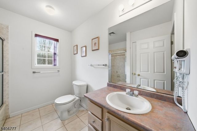 10 Windsor Dr, Newton Town, NJ 07860