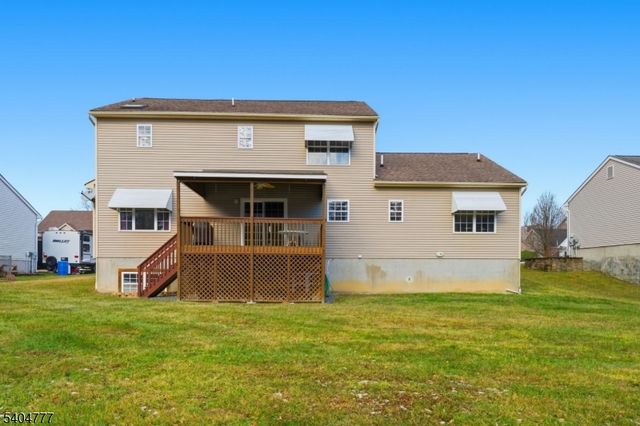 10 Windsor Dr, Newton Town, NJ 07860