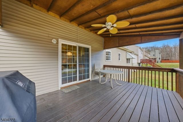 10 Windsor Dr, Newton Town, NJ 07860