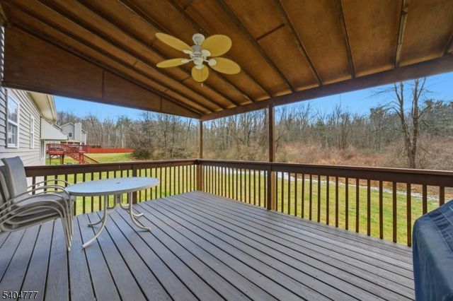 10 Windsor Dr, Newton Town, NJ 07860