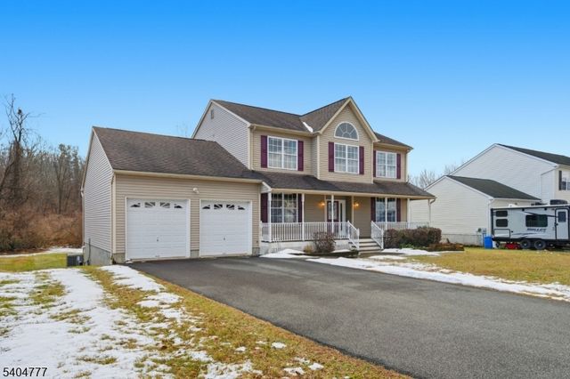 10 Windsor Dr, Newton Town, NJ 07860