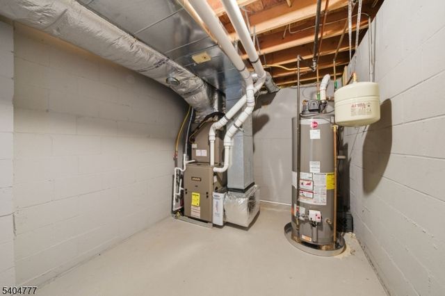 10 Windsor Dr, Newton Town, NJ 07860