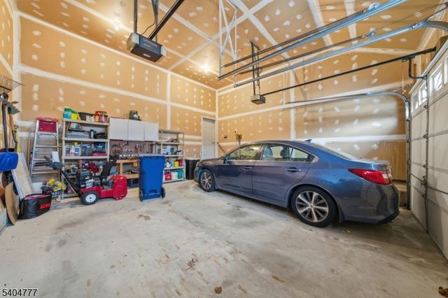 10 Windsor Dr, Newton Town, NJ 07860