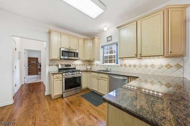 10 Windsor Dr, Newton Town, NJ 07860