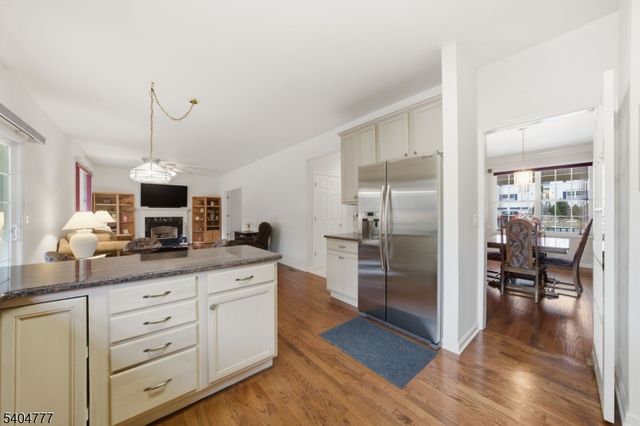 10 Windsor Dr, Newton Town, NJ 07860