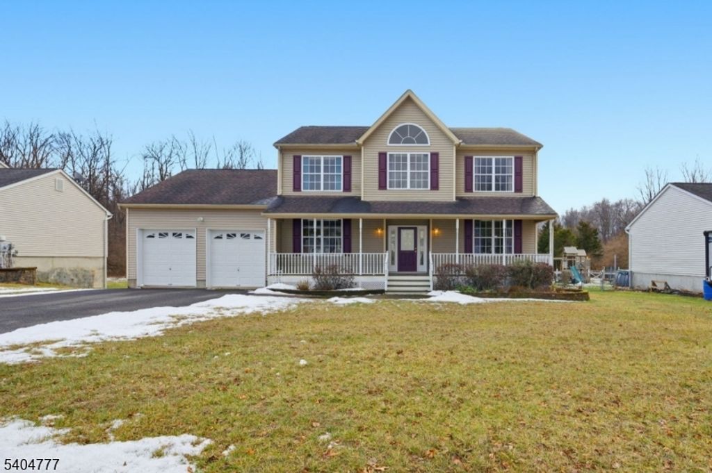 10 Windsor Dr, Newton Town, NJ 07860