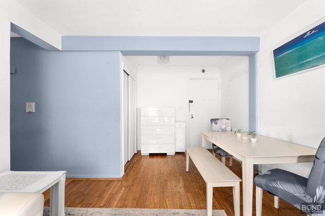 5021 39th Pl Apt 4H, New York City, NY 11104