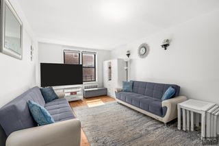 5021 39th Pl Apt 4H, New York City, NY 11104