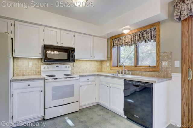 845 Hadley Road, Rochester Hills, MI 48307