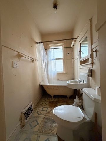 5022 W WINNEMAC Avenue, Chicago, IL 60630