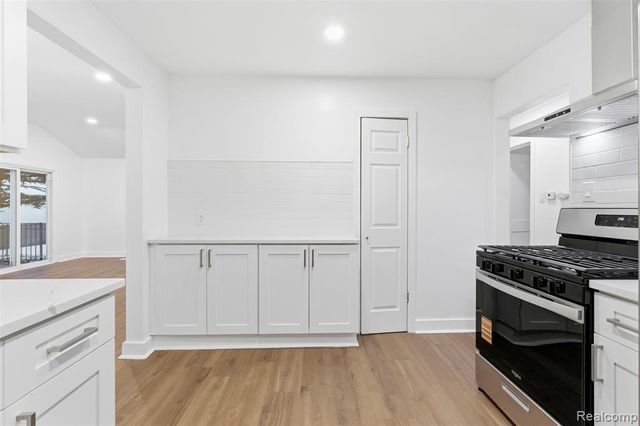 25640 W Hills Drive, Dearborn Heights, MI 48125