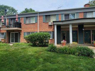 2315 S GOEBBERT Road D-106, Arlington Heights, IL 60005