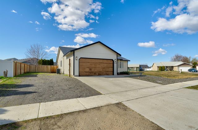 4516 Saguaro Dr, Pasco, WA 99301