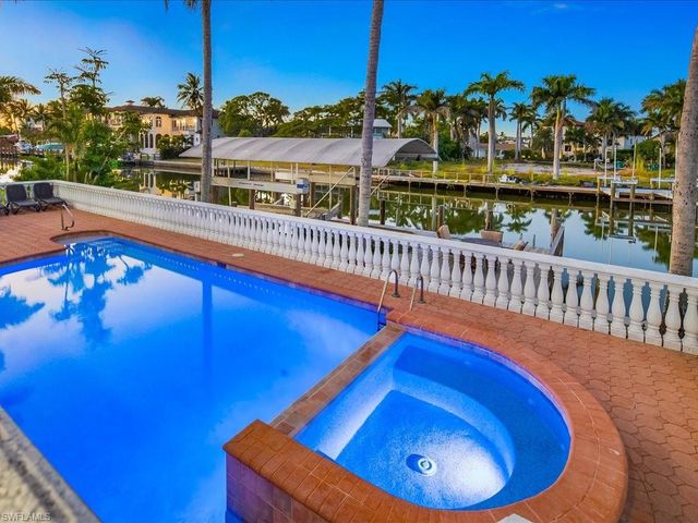 239 Channel DR, Naples, FL 34108