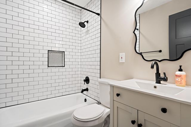 2200 Shallowford Drive, Valparaiso, IN 46383