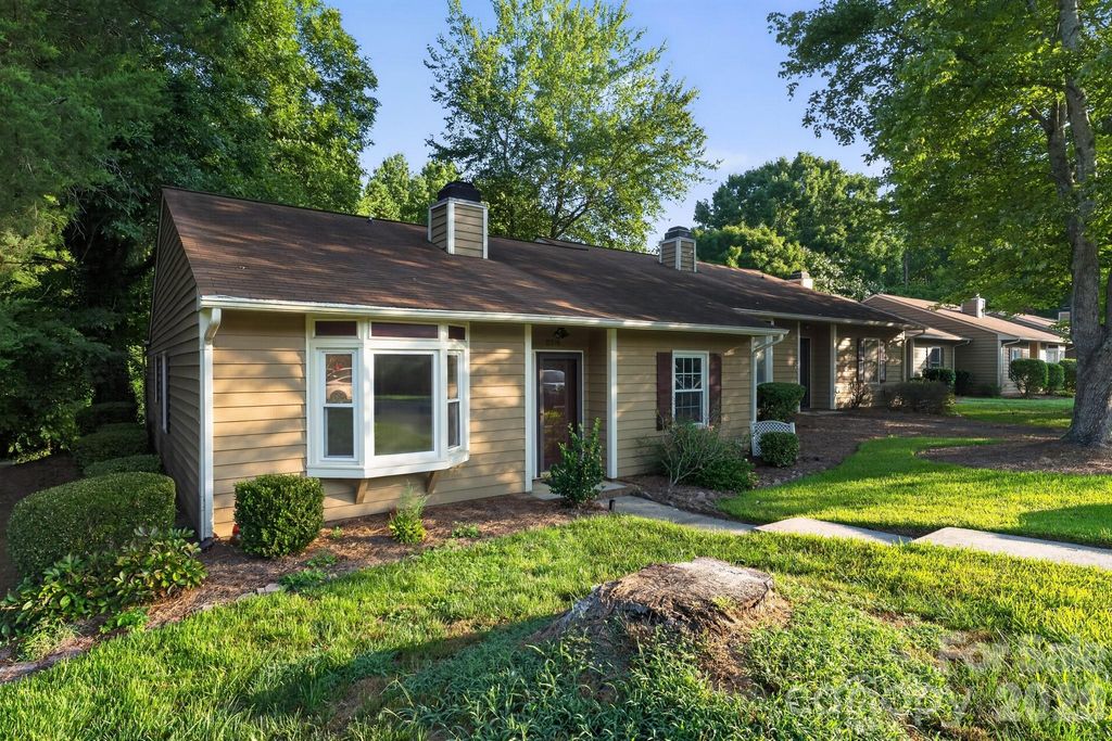 8316 Summerglen Circle, Charlotte, NC 28227