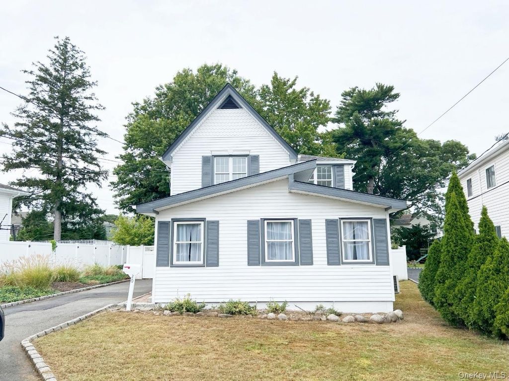 20 Walters Avenue, Syosset, NY 11791